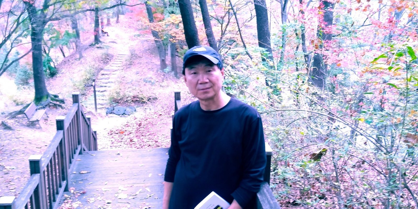 가을 숲길을 걷는 최희 작가